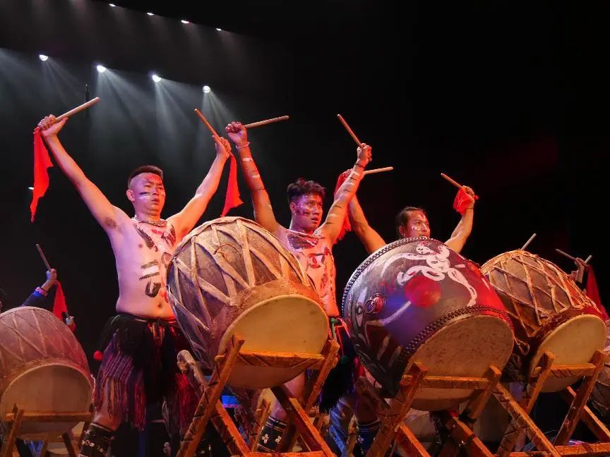 卫岩搞(左二)在表演 张勇摄《云南映象》曾于2004年一举囊括第四届