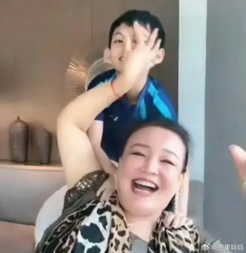 张兰直播时孙子汪希箖调皮入镜……|张兰|汪希_新浪新闻