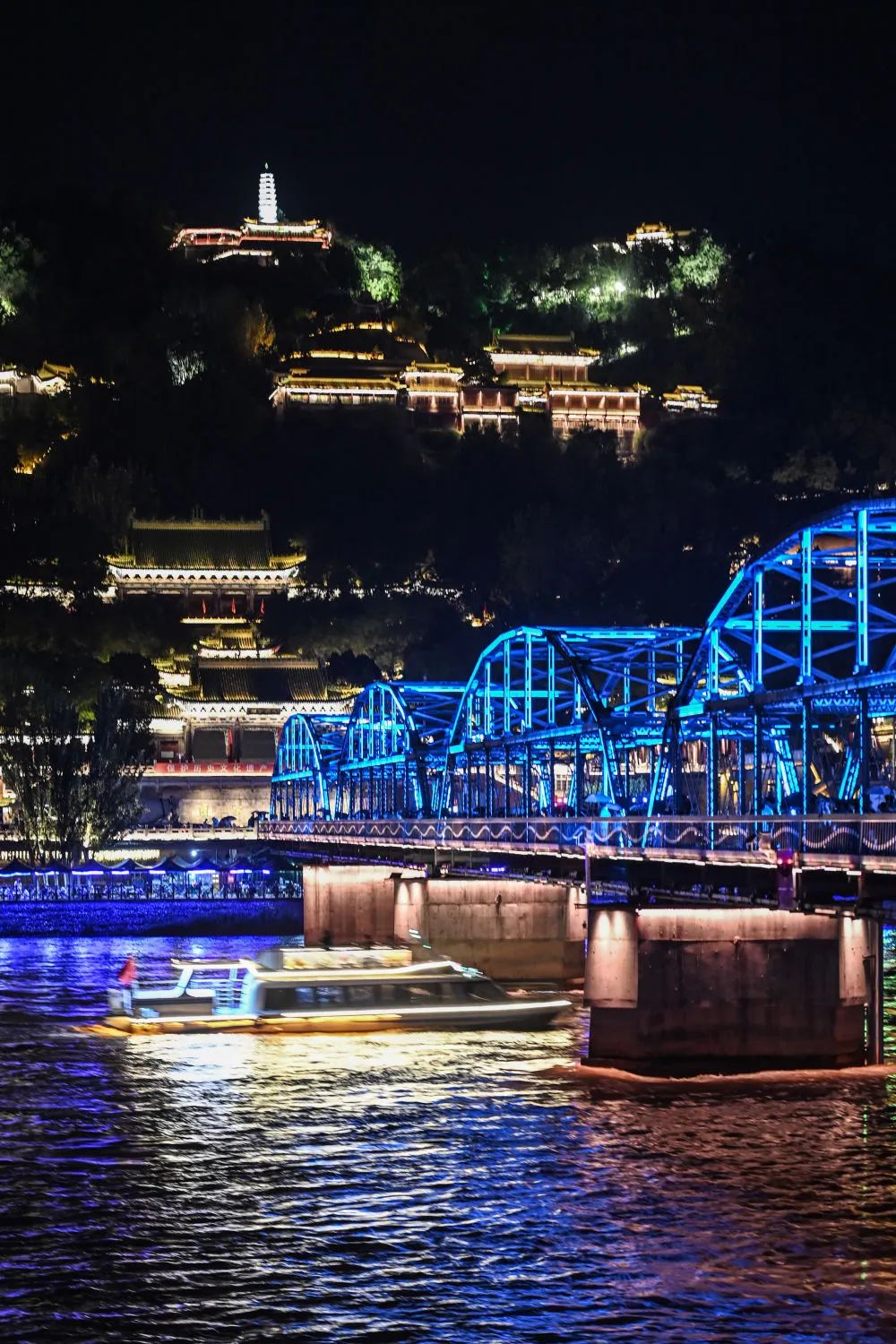 &nbsp; &nbsp;这是7月26日在黄河兰州段拍摄的白塔山及中山桥夜景