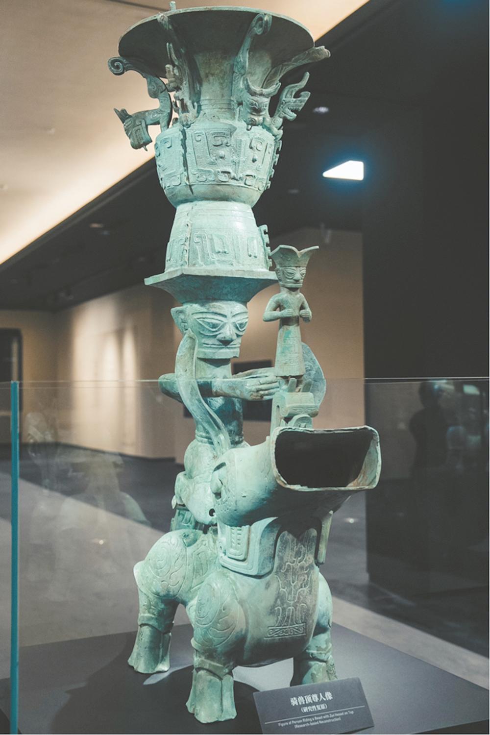 三星堆博物馆新馆展出的骑兽顶尊人像