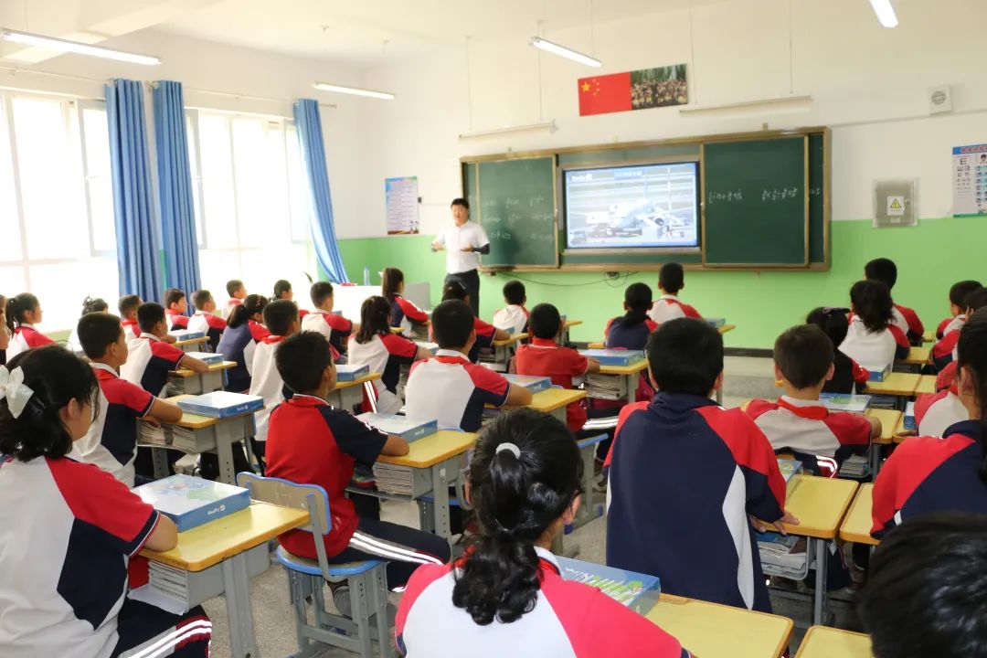 民航科普课成为达玛沟乡中心小学六年一班全体学生小学阶段的最后一课