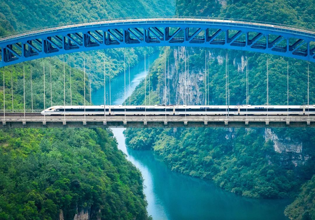 和谐号动车组驶过成贵高铁鸭池河特大桥 .