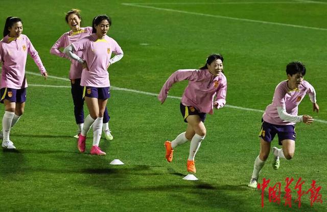 7月27日,澳大利亚阿德莱德南澳体育场,中国女足队员在训练中加速跑.