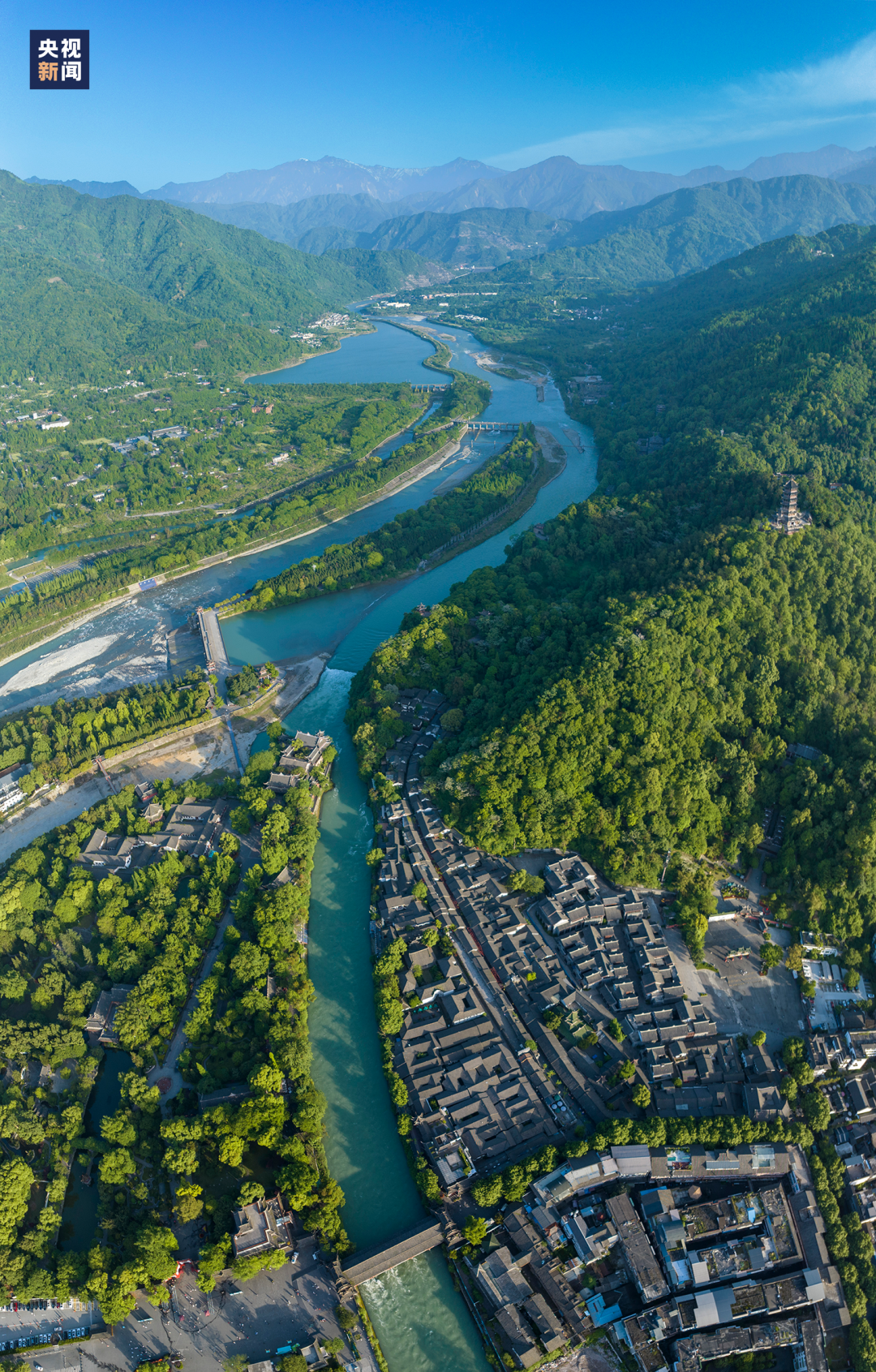 △它主要由三大主体工程构成:鱼嘴、宝瓶口、飞沙堰。