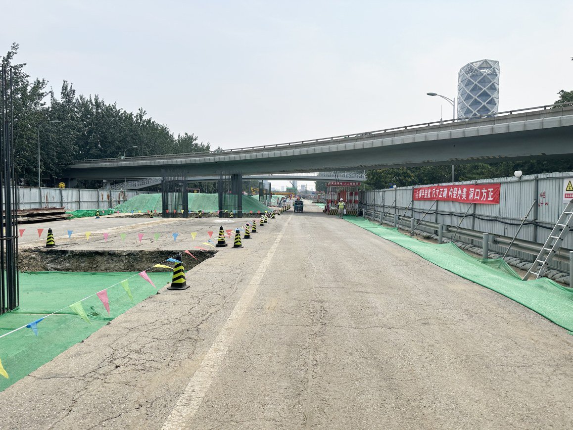 京密路主线高架桥正在进行桥梁墩柱结构施工.记者 刘薇/摄