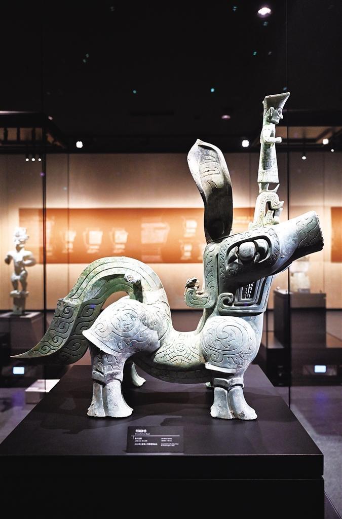 7月26日在三星堆博物馆新馆拍摄的青铜神兽.□新华社照片