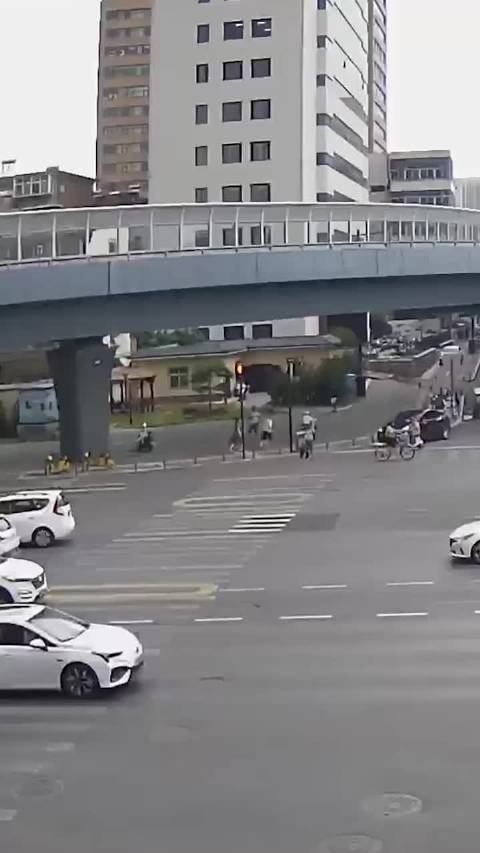 老人不慎摔倒,武警官兵暖心救助!.人民武警_新浪新闻