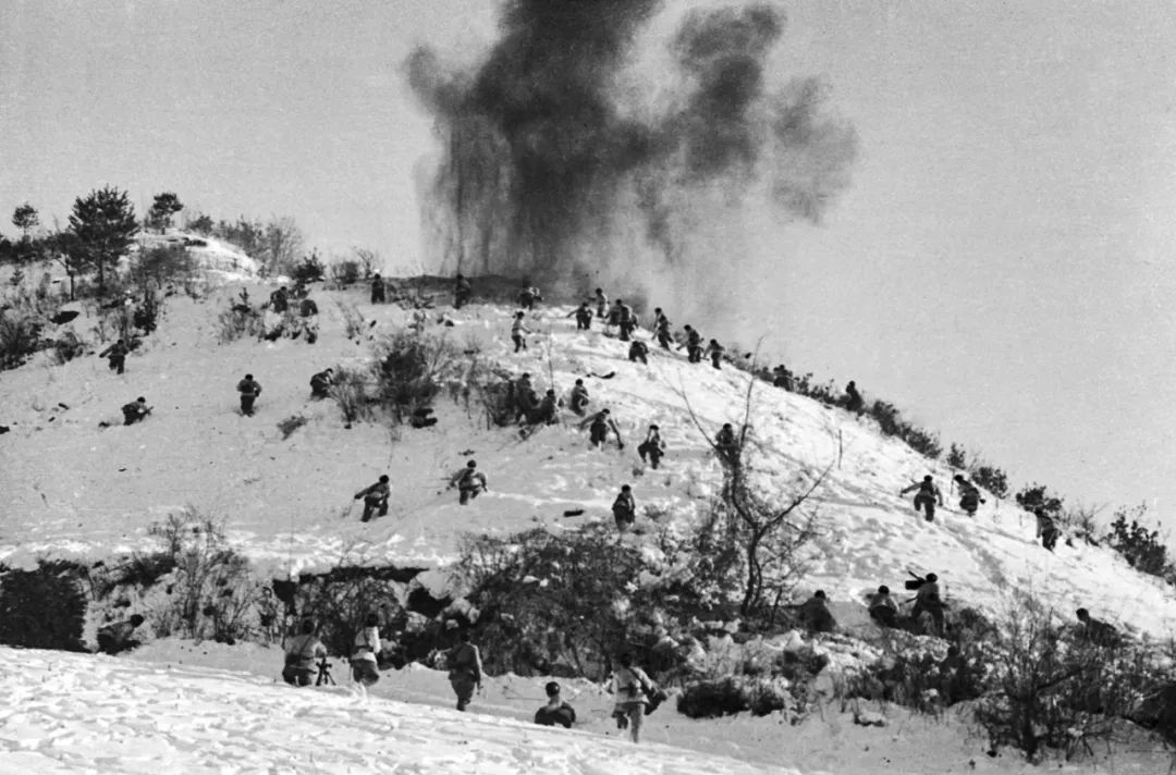 1950年12月,第二次战役中,中国人民志愿军第9兵团的战士们,奋勇冲锋