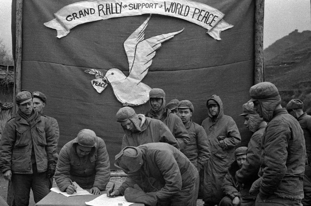 1951年1月,被中国人民志愿军第九兵团俘虏的美军官兵在战俘和平呼吁书