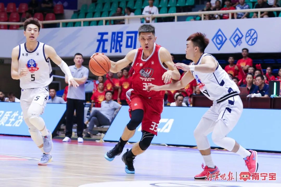 广西威壮球员带球突破