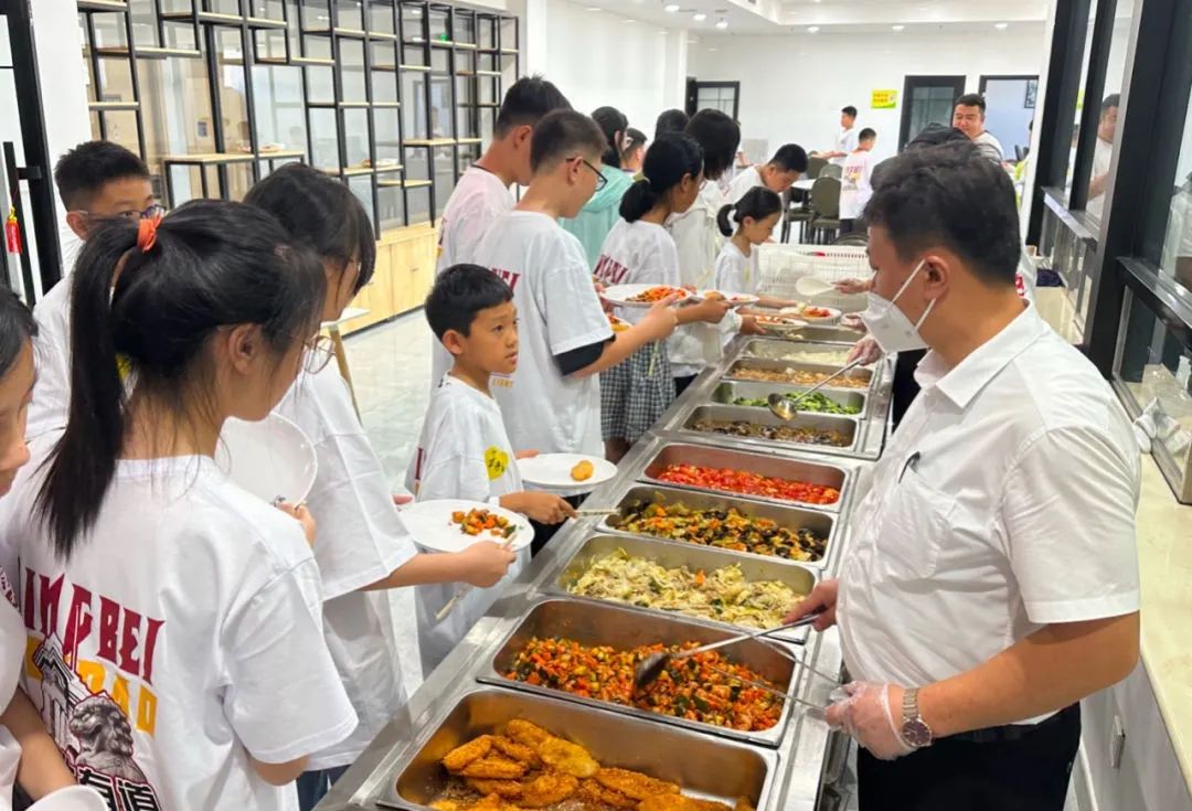 孩子们在排队打饭