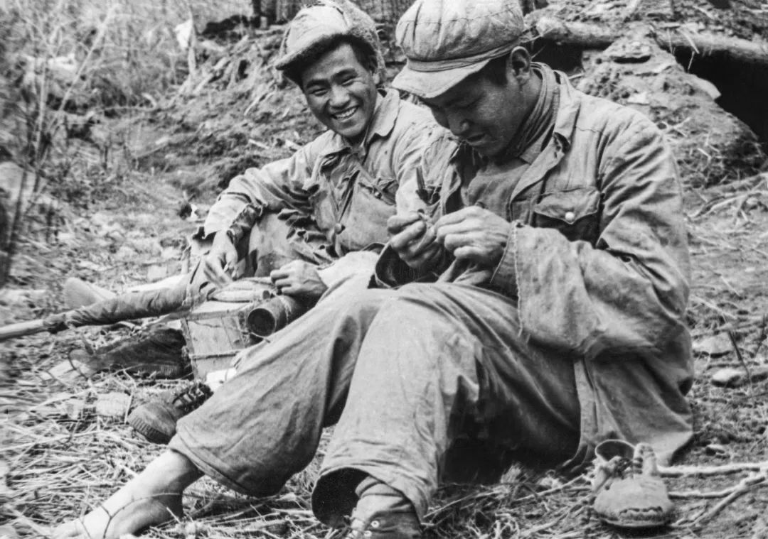 1952年秋,在朝鲜兴高山修筑工事的中国人民志愿军第23军的战士们正在