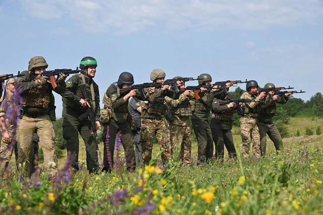 当地时辰2023年7月26日，乌克兰哈尔科夫，乌克兰国民警卫队排长在收受军事查验。视觉中国 图