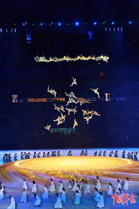     7月28日，开幕式文艺表演以“青春追梦”为主题。中青报·中青网记者 曲俊燕/摄