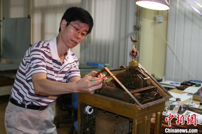 故宫博物院古钟表修复师王津正在调试钟表零部件.受访者供图