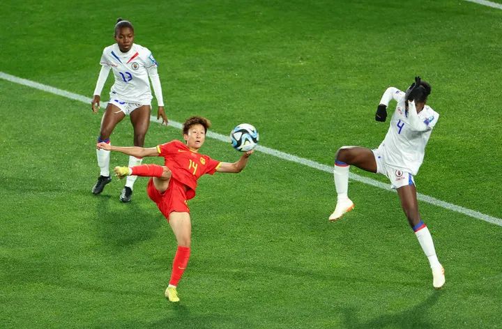 7月28日,中国队球员娄佳惠(中)在比赛中射门.新华社记者白雪飞摄