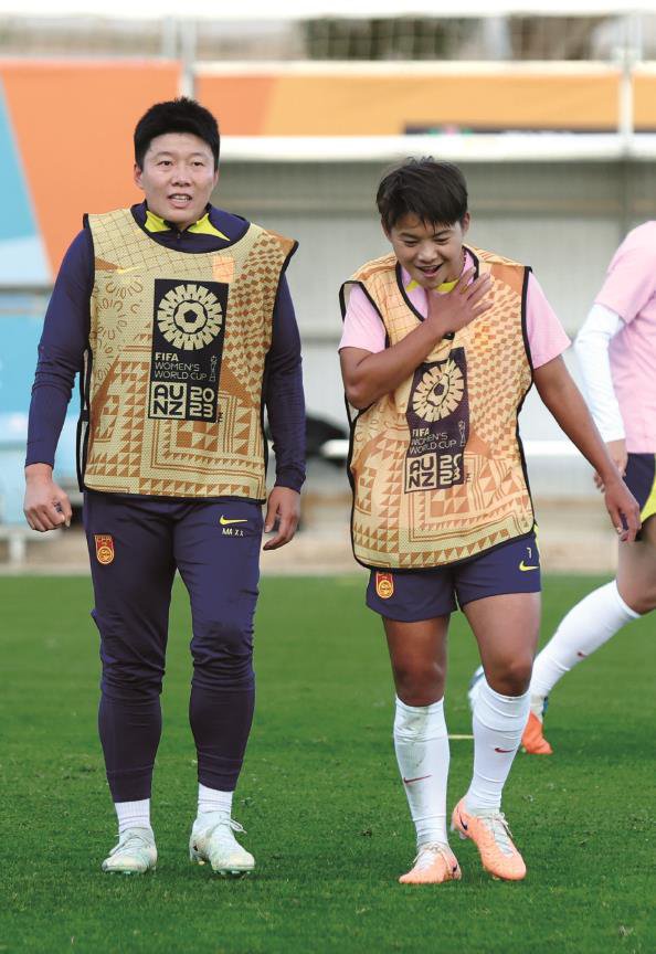 助理教练马晓旭(左)和王霜在训练中 本版图片 新华社