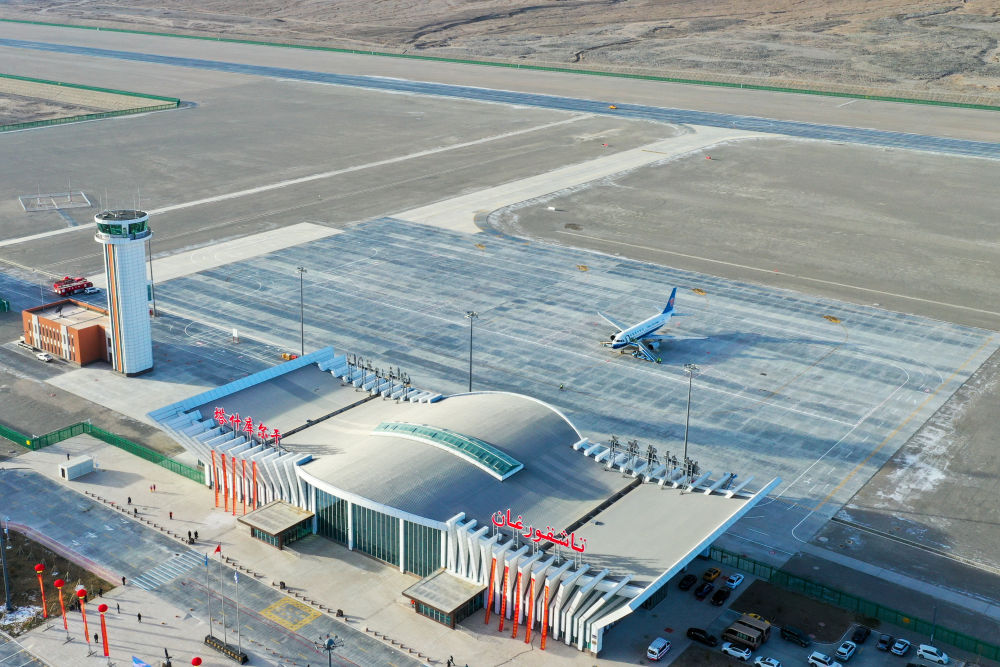 首航航班降落在新疆首座高高原机场——塔什库尔干红其拉甫机场