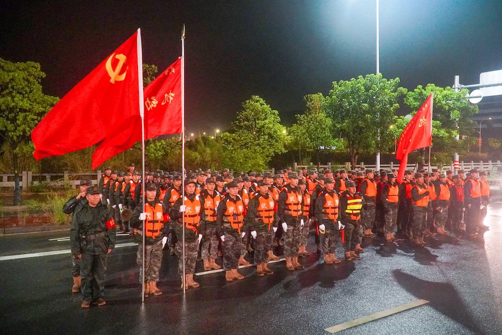 受台风"杜苏芮"影响,福建省惠安县紫山镇出现强降雨和大风天气,武警第