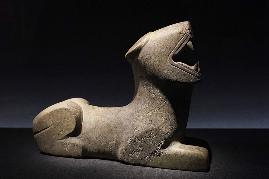 2021年6月7日,上海奉贤博物馆展出的金沙遗址出土文物"石虎".