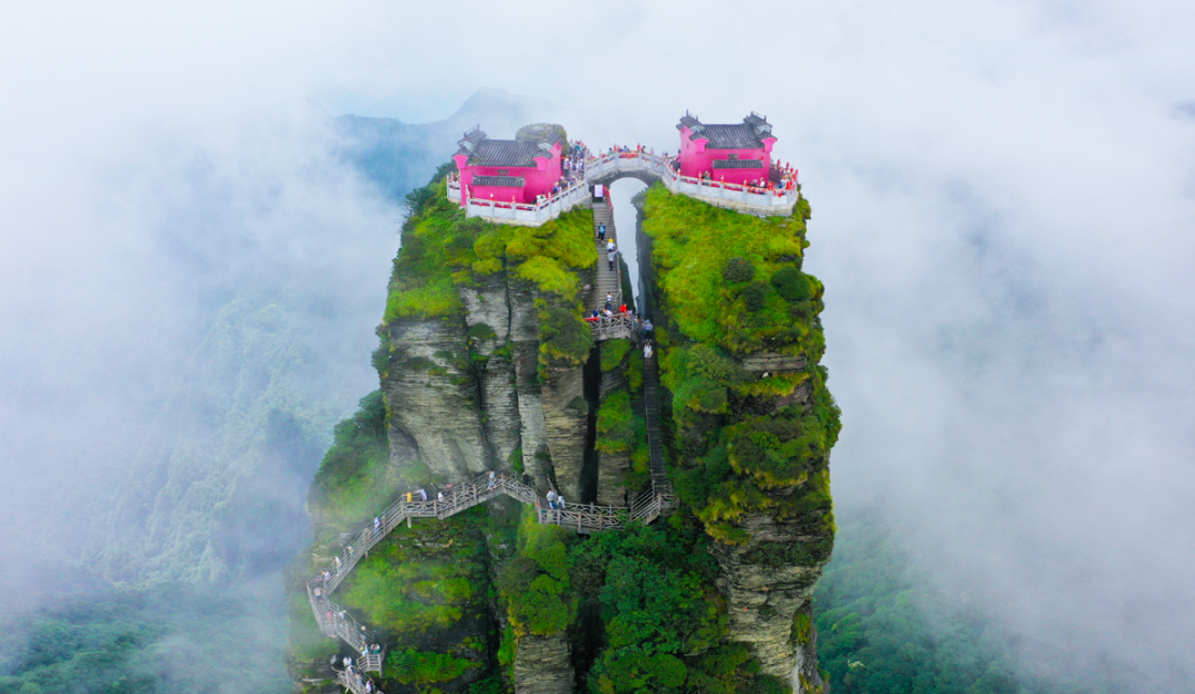 2023年7月23日,游客在贵州省铜仁市梵净山景区观光游览.