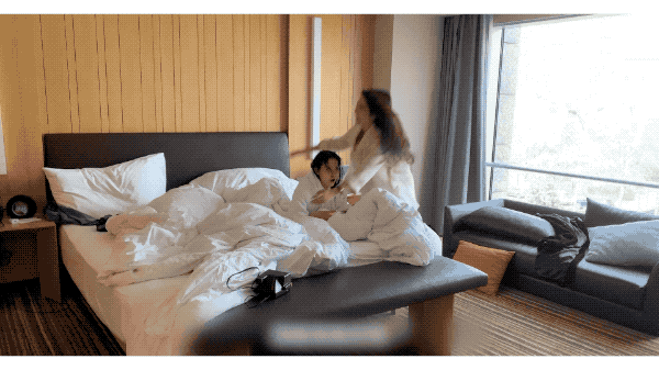 ▲于妈妈主动过来亲吻邹雅琦