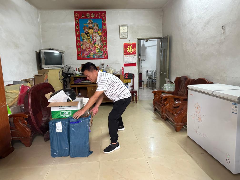 福州市仓山区盖山镇跃进村村民正在家中清扫.新华社记者 邓倩倩 摄