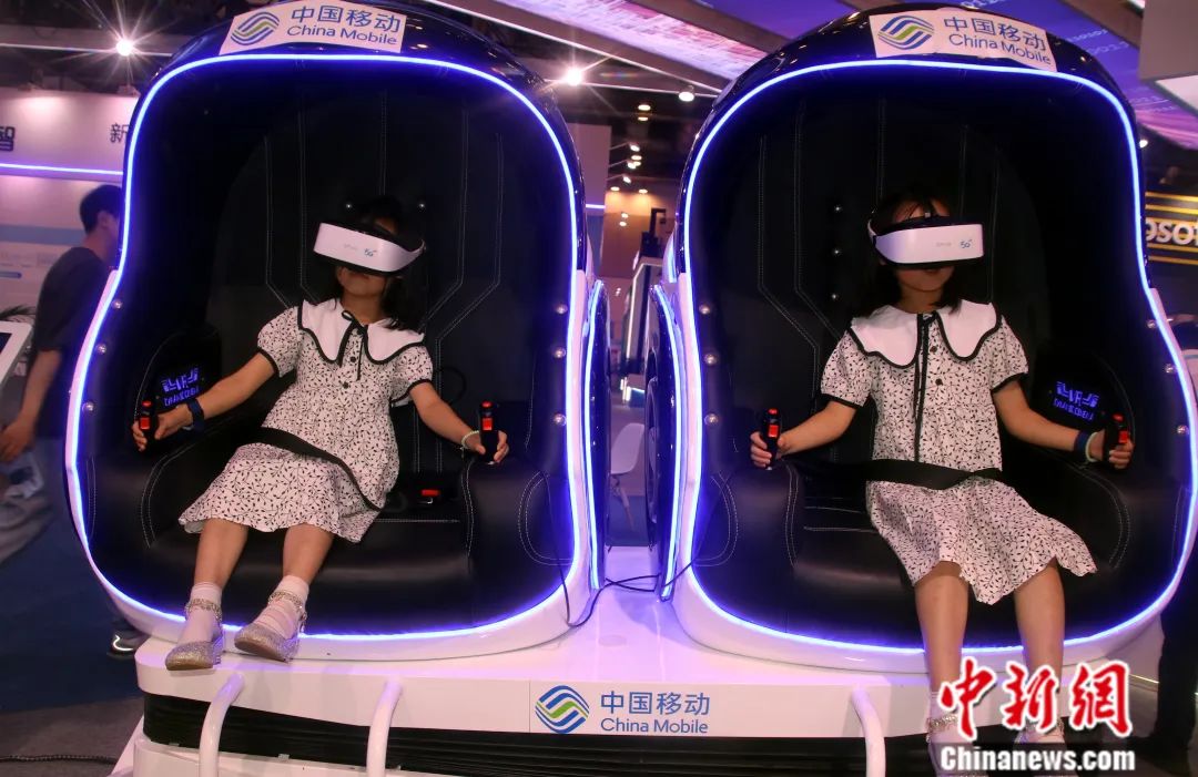 2023年6月26日，江苏苏州外洋博览中心，不雅众在“2023群众东说念主工智能居品利用展览会”上参不雅。王建康摄