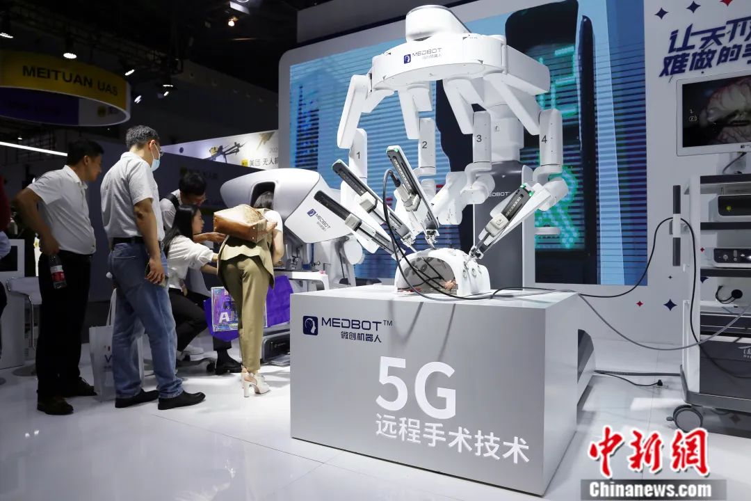 2023天下东谈主工智能大会在上海举办，展会上微创机器东谈主展示5G汉典手术技艺。陈玉宇摄