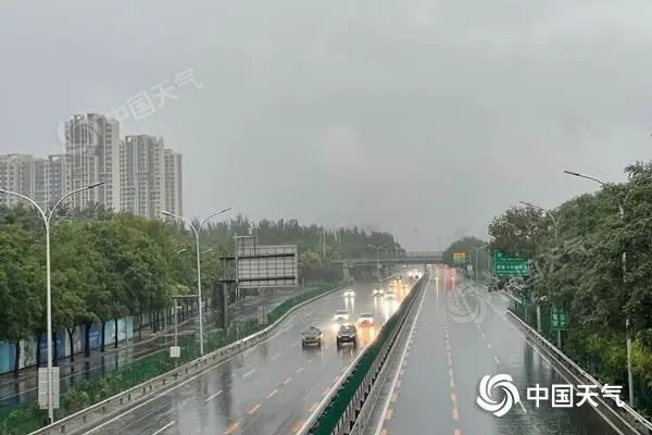 北京今晨降雨持续，路面湿滑。图片来源：中国天气网