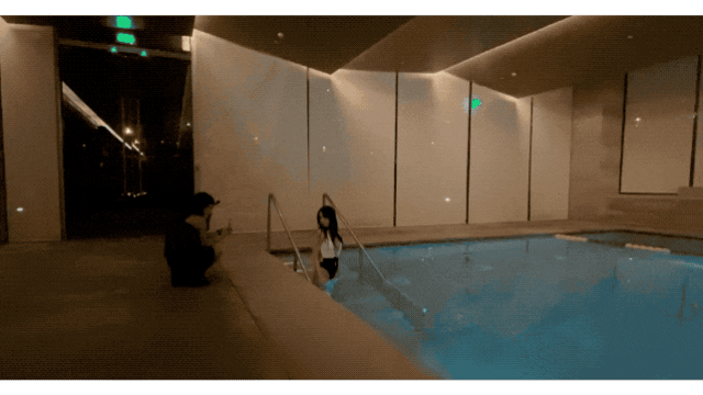 ▲于妈妈给邹雅琦拍性感泳装照