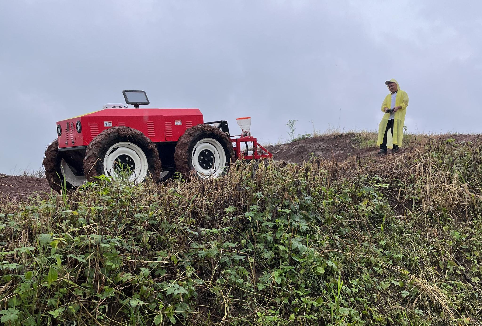 ts6000电动无人驾驶多功能作业车操作展示.杨敏供图