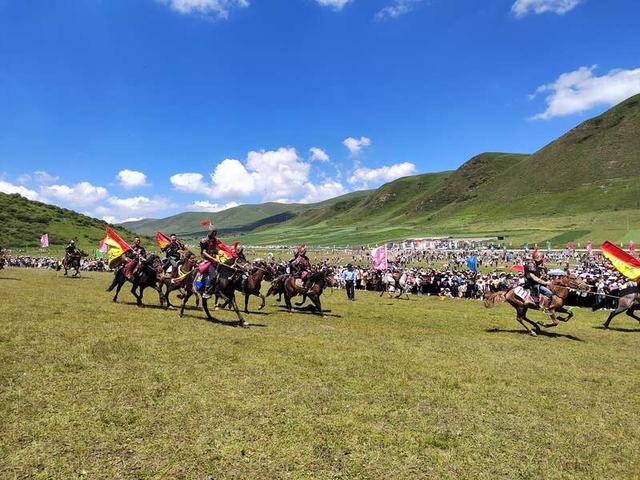 草原赛马现场.刘星妤/摄