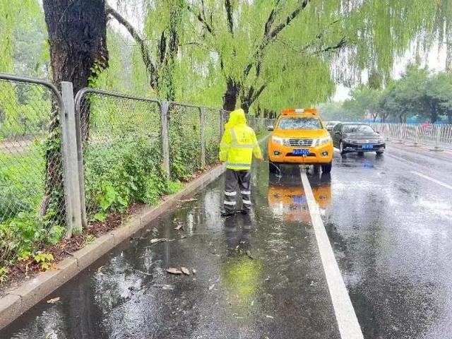 极端暴雨中的北京，被他们牢牢守护！|防汛|暴雨|北京市_新浪新闻