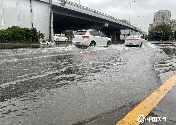 30日清晨，北京部分路面已出现积水。图片来源：中国天气网