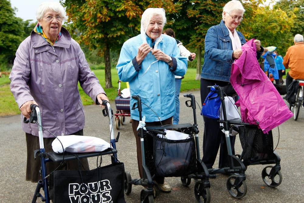 这是2012年9月19日在荷兰阿姆斯特丹拍摄的荷兰老年人"助行器行走"