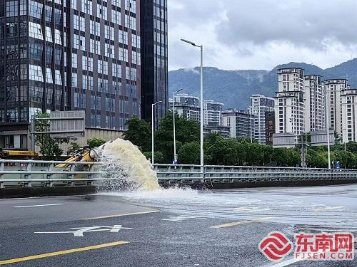 "龙吸水"在积水下穿通道排涝.东南网记者 陈巧玲 摄