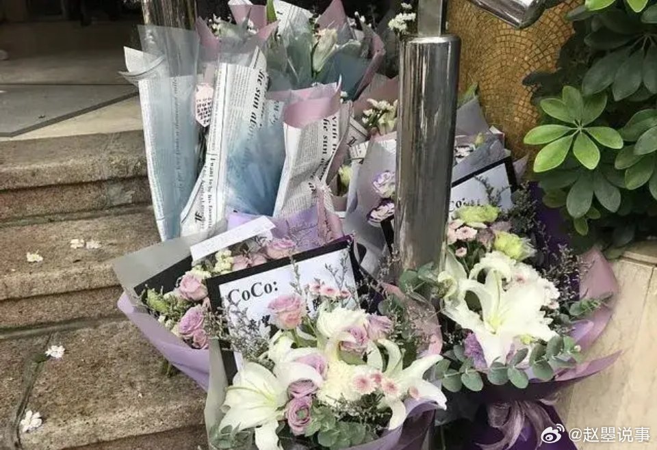 7月31日香港殡仪馆今日举行了李玟的丧礼……|李玟|香港|丧礼_新浪新闻