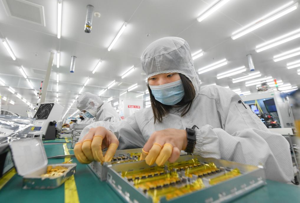 4月11日,武汉光迅科技股份有限公司生产车间内,技术人员在光模块