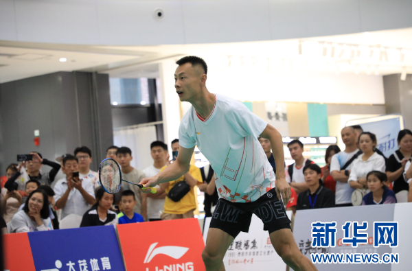 羽毛球世界冠军徐晨与运动员交流球技.新华网 周远钢 摄