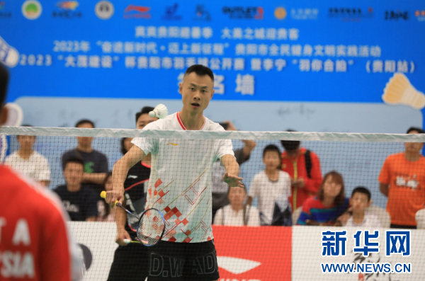 羽毛球世界冠军徐晨与运动员交流球技.新华网 周远钢 摄