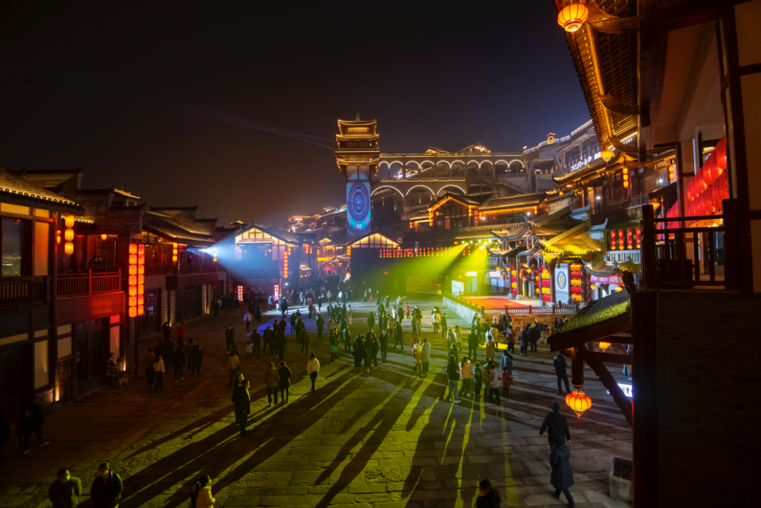 油纸伞绚烂的灯光相互交融如梦似幻航拍天生城 万州区委宣传部供图为