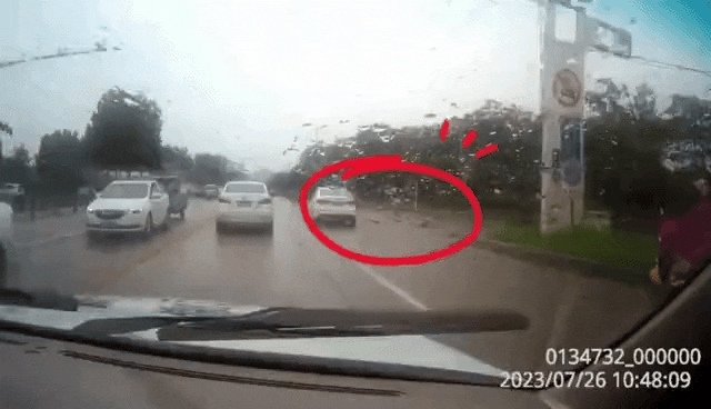 △警车顺利与求助车辆汇合