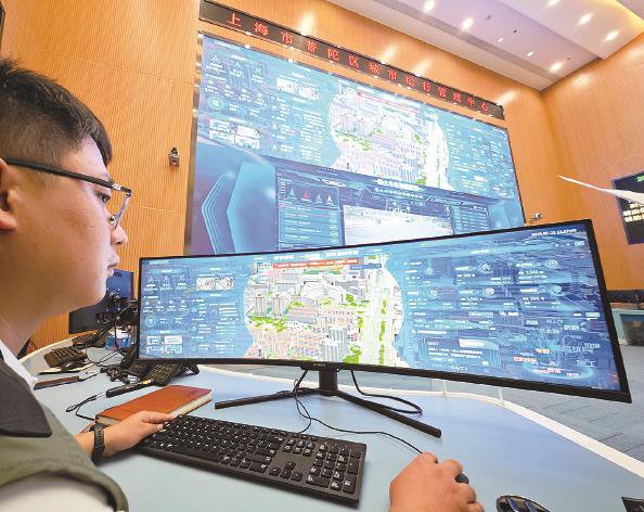 普陀区城运中心工作人员监控城市运行 本报记者 张龙 摄