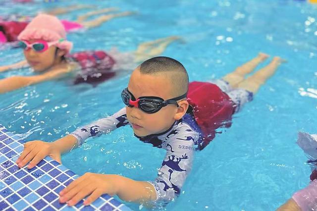 暑期正在游泳馆里学游泳的小朋友.本报记者张剑雯 实习生王碧莹摄