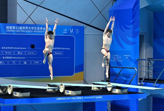 成都大运会男子双人3米板决赛中国组合黄博文,梁朝辉(山西运动员)以