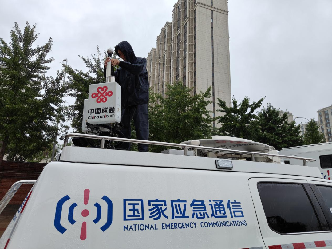 北京联通工作人员安装并检修设备。