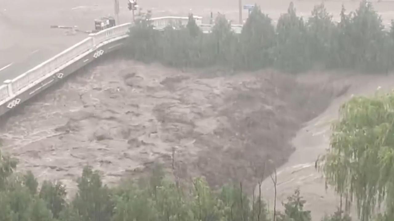 北京暴雨多区河道行洪 水位暴涨河水翻滚汹涌_新浪新闻