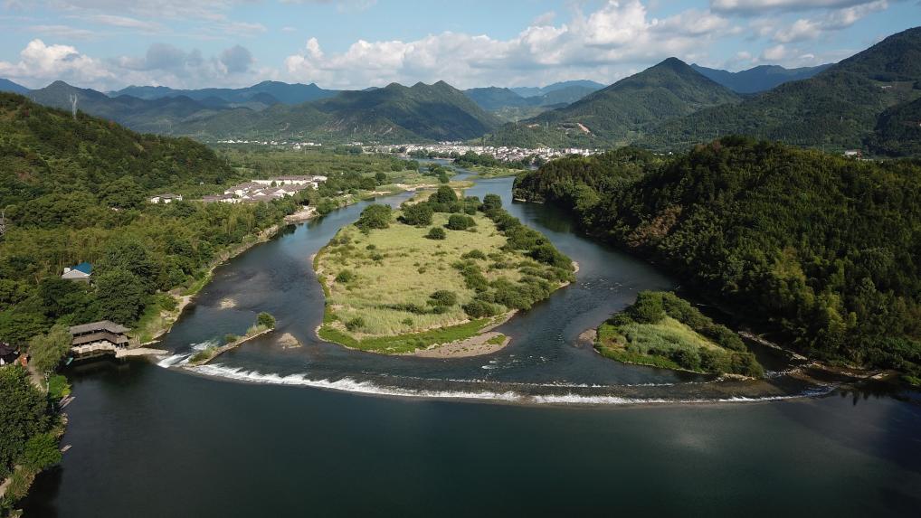 图为浙江省丽水市莲都区的"古堰"通济堰(无人机照片).