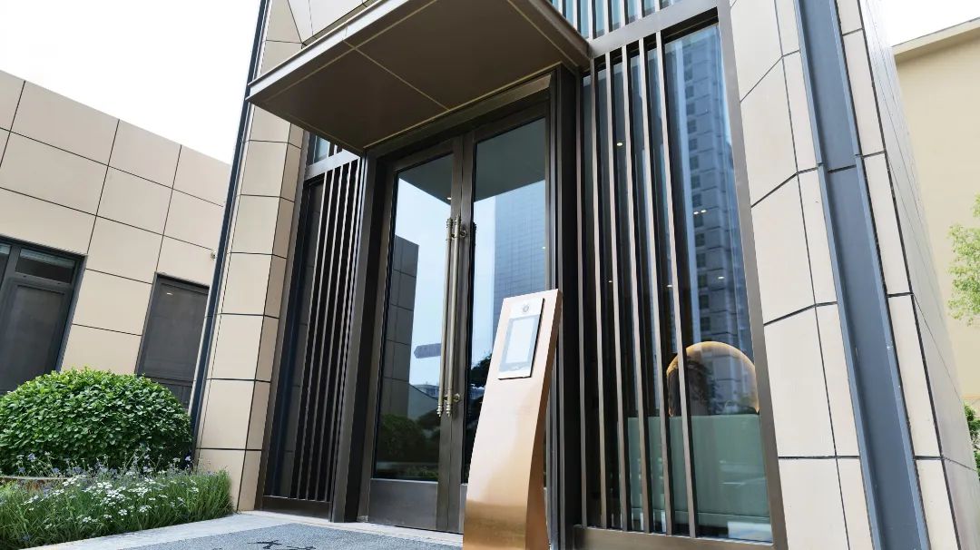 单元大堂人脸识别(实景图)一键呼梯 尊崇礼遇采用智慧电梯楼层预约